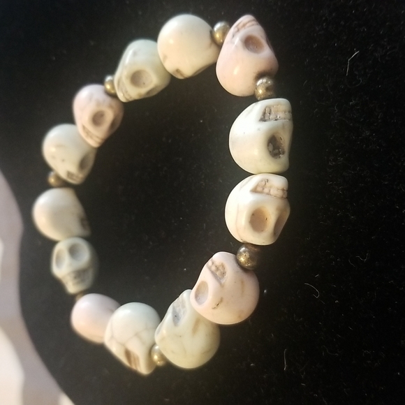 IVORY Skull Pastel Stretch Bracelet - Picture 3 of 4